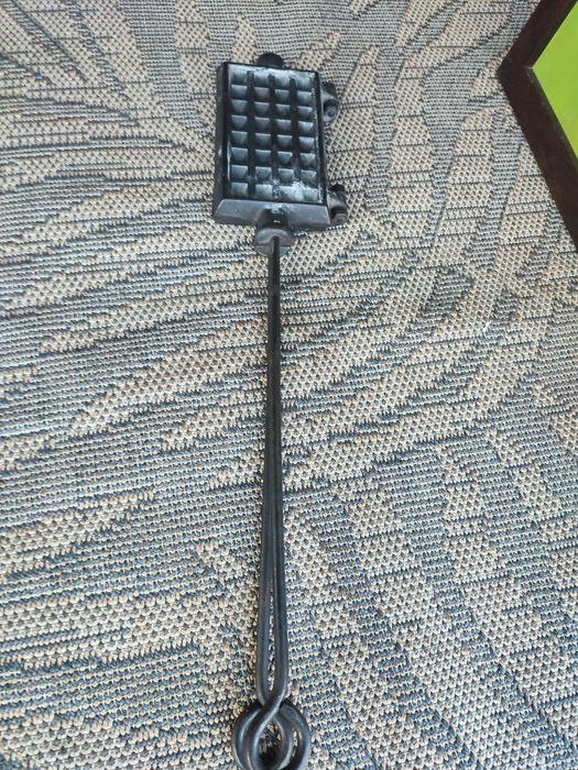 Stara żeliwna gofrownica