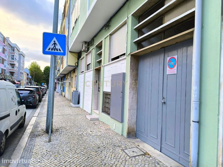 Garagem com 23 m2, 9 tomadas eléctricas, água e esgotos/espaço multi f