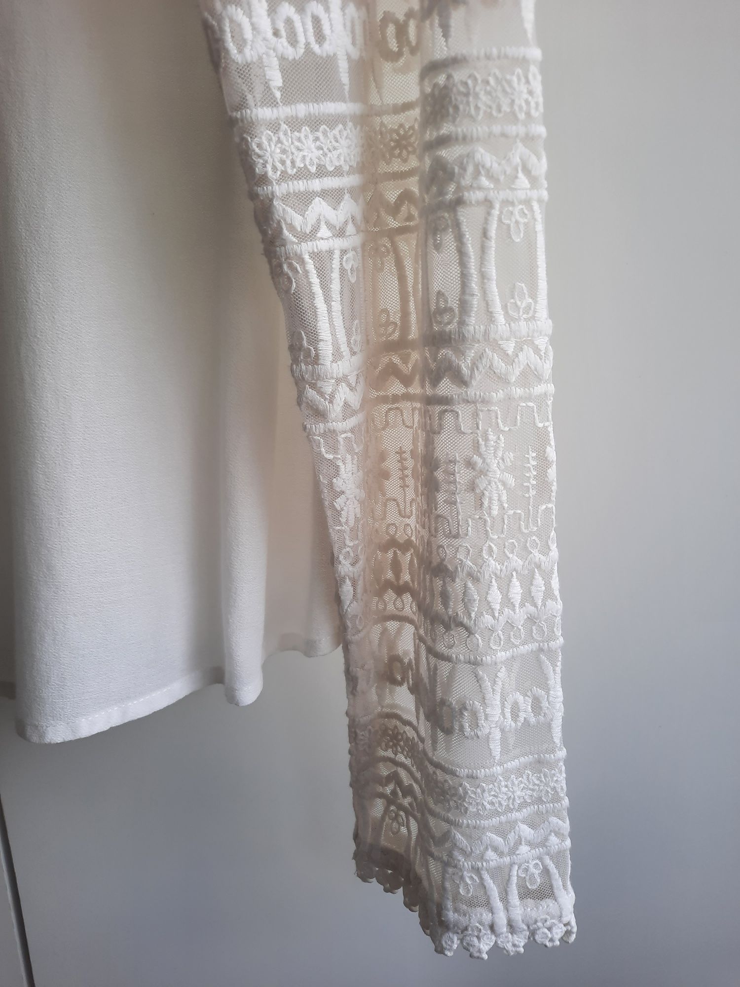 Blusa branca com mangas em renda da Mango