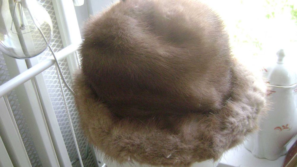 Starocie z PRL - Czapka futrzana Lecha Wałęsy = kolekcjonerska TANIO