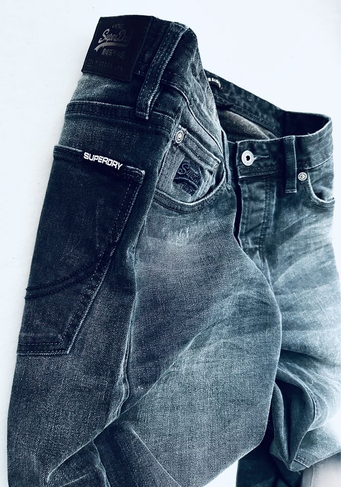 SuperDry spodnie jeansowe markowe granat czarne logowane