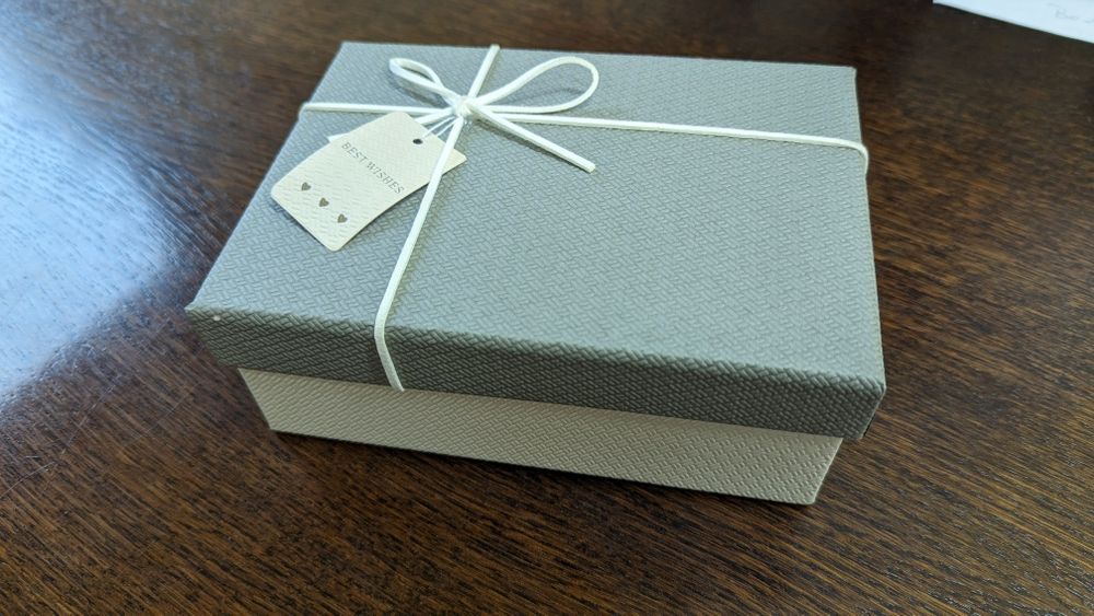 Krawat super szefa na prezent ręcznie malowany opakowanie