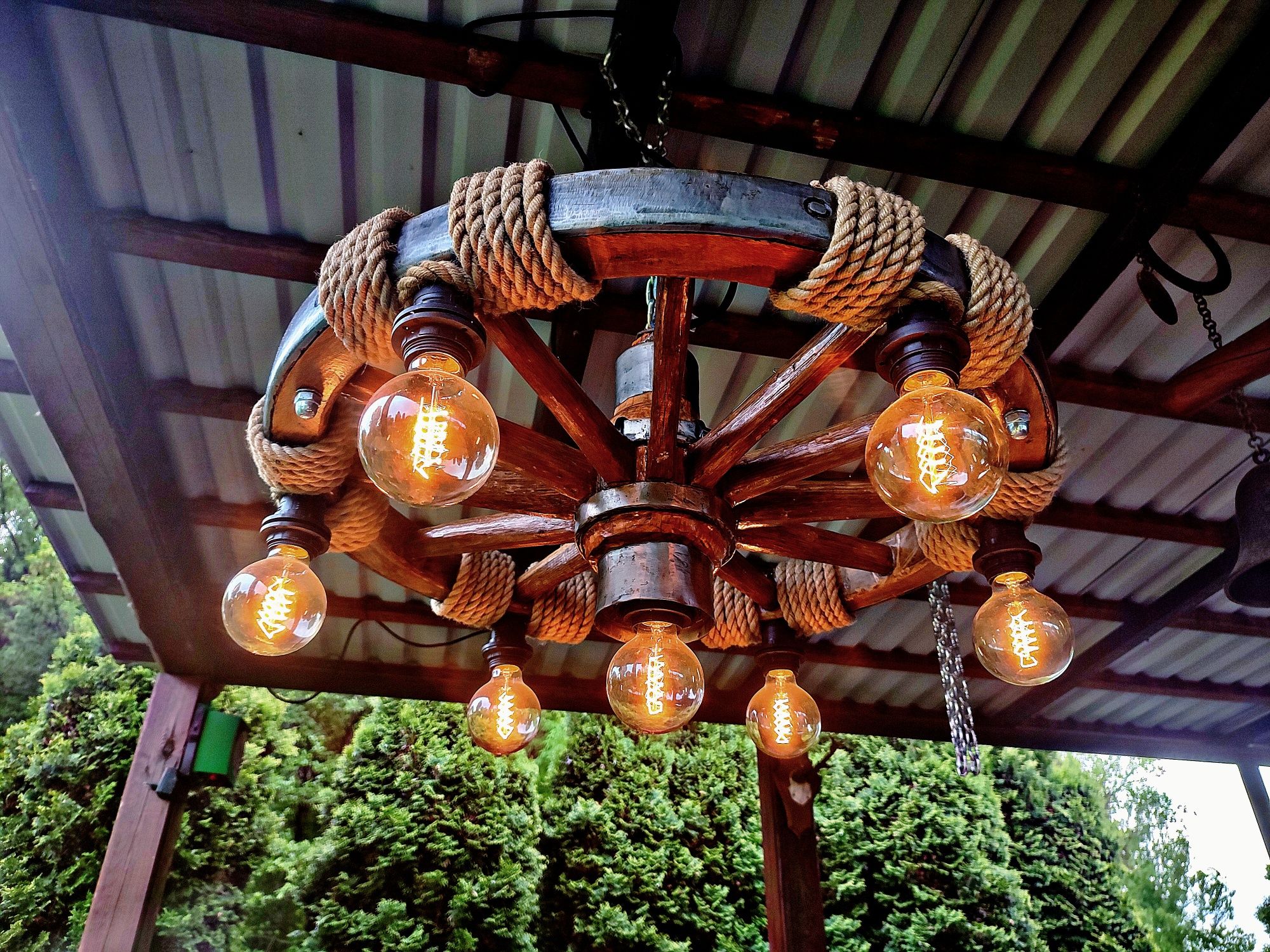 Stara lampa antyk koło od wozu drabiniastego piękna do altany