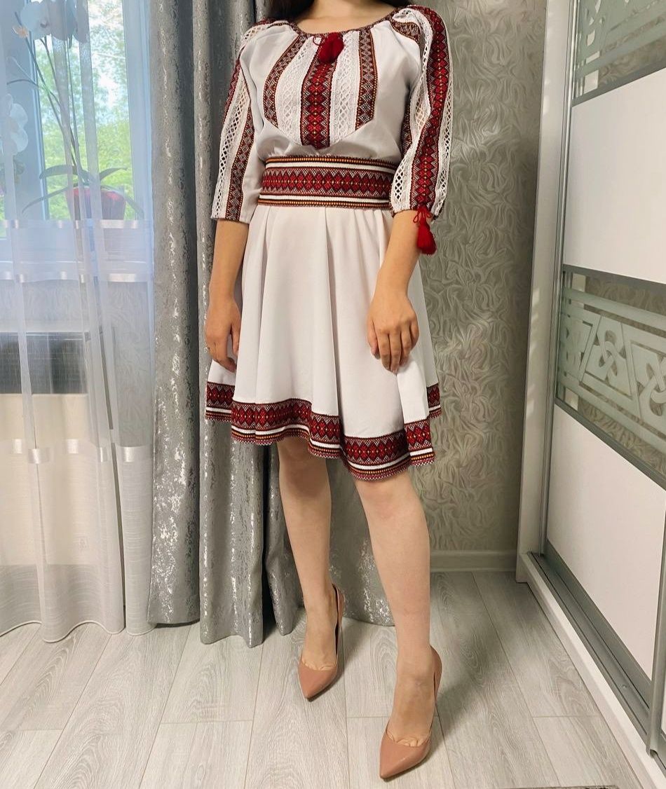 Біла вишита сукня