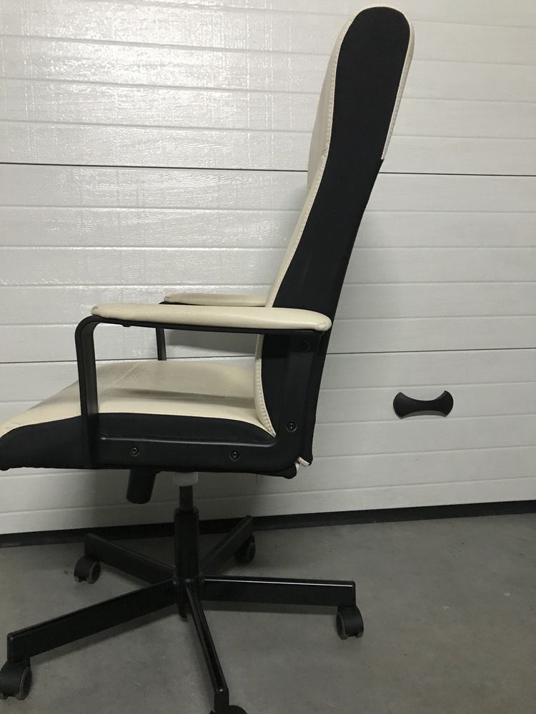 Cadeira de secretaria bege do IKEA