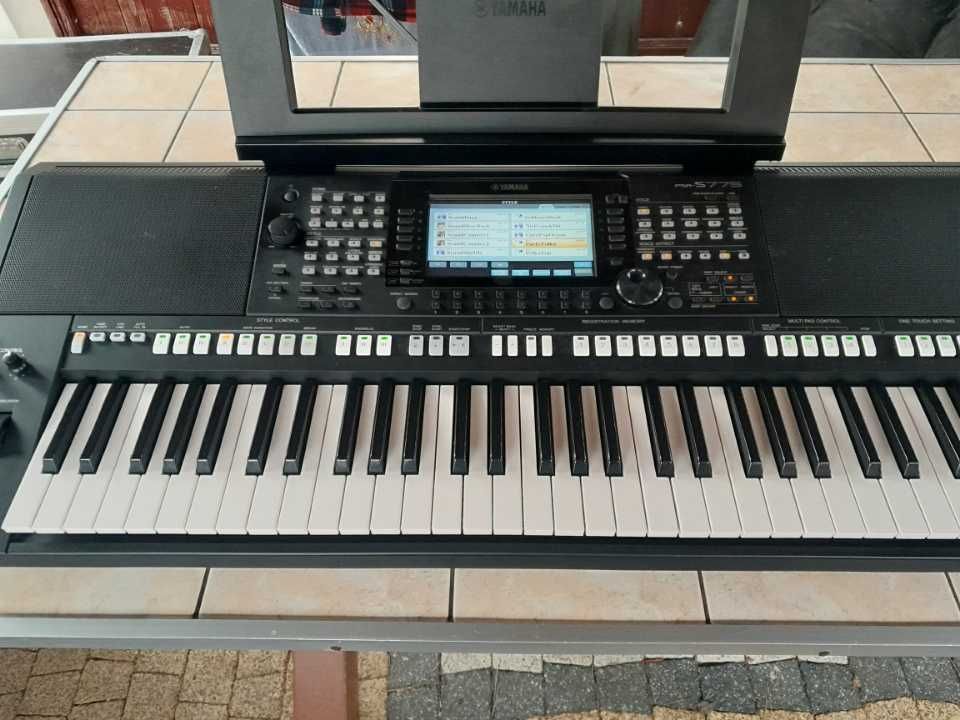 Yamaha PSR S775 Keyboard