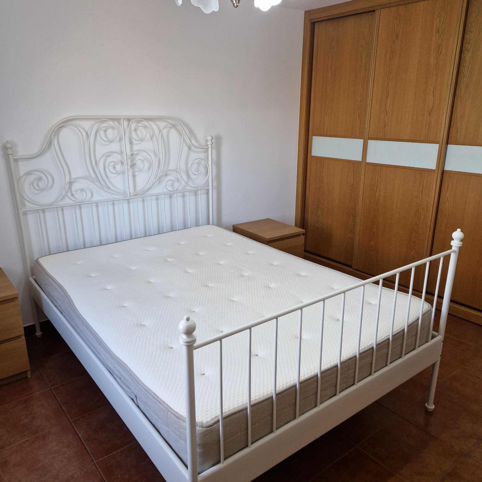 Quarto de casal em razoável estado de conservação,  bom preço