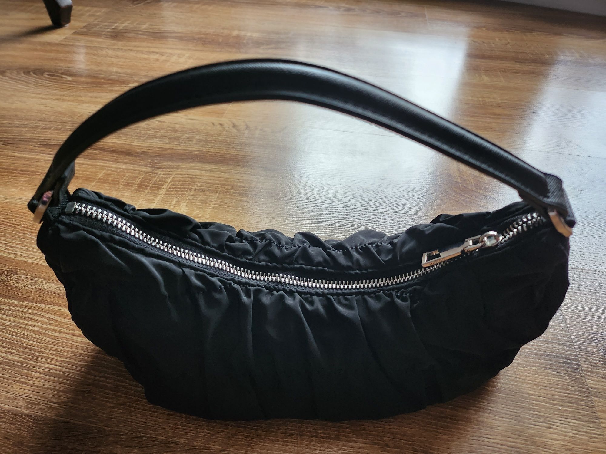 Czarna torebka MNG Ruffle