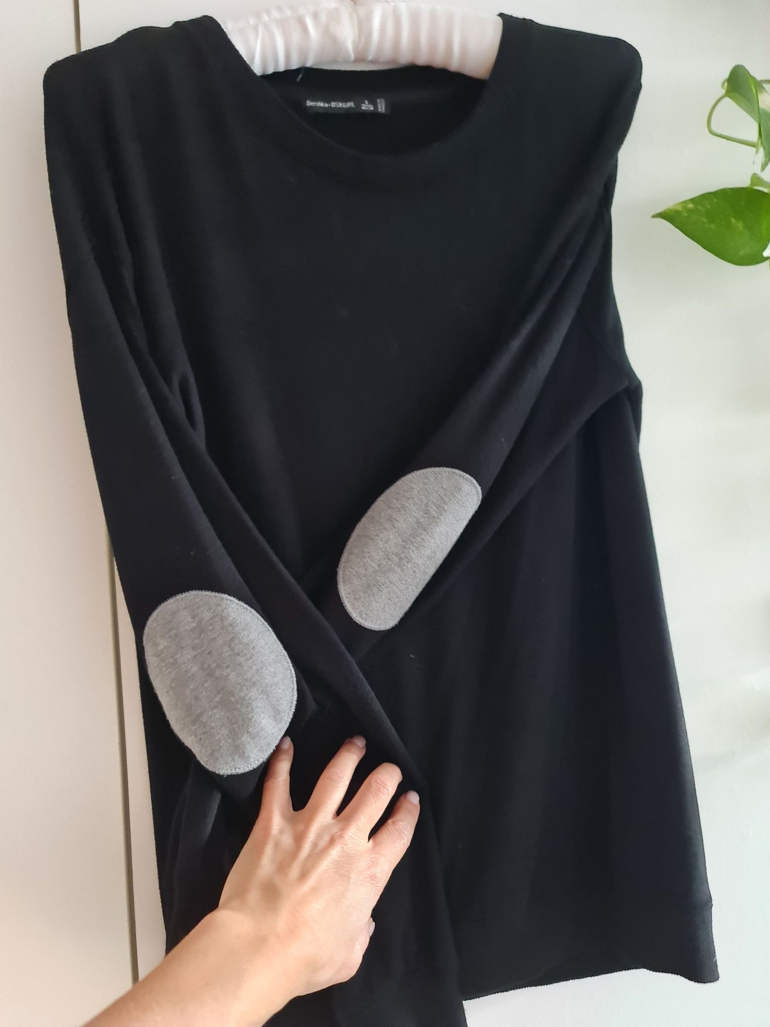 Czarny lekki sweter Bershka, z łatkami na łokciach