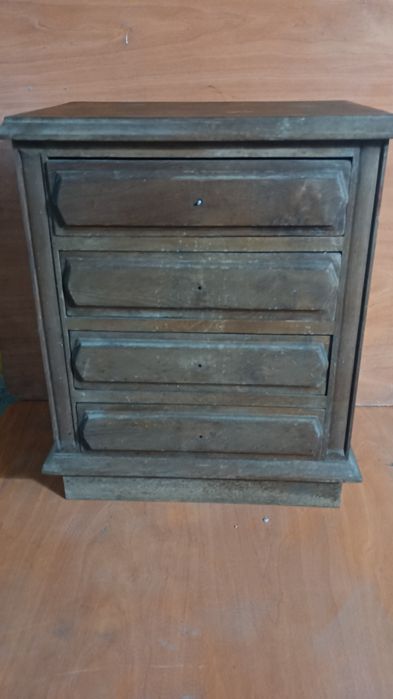 Cadeiras e mesinhas tudo