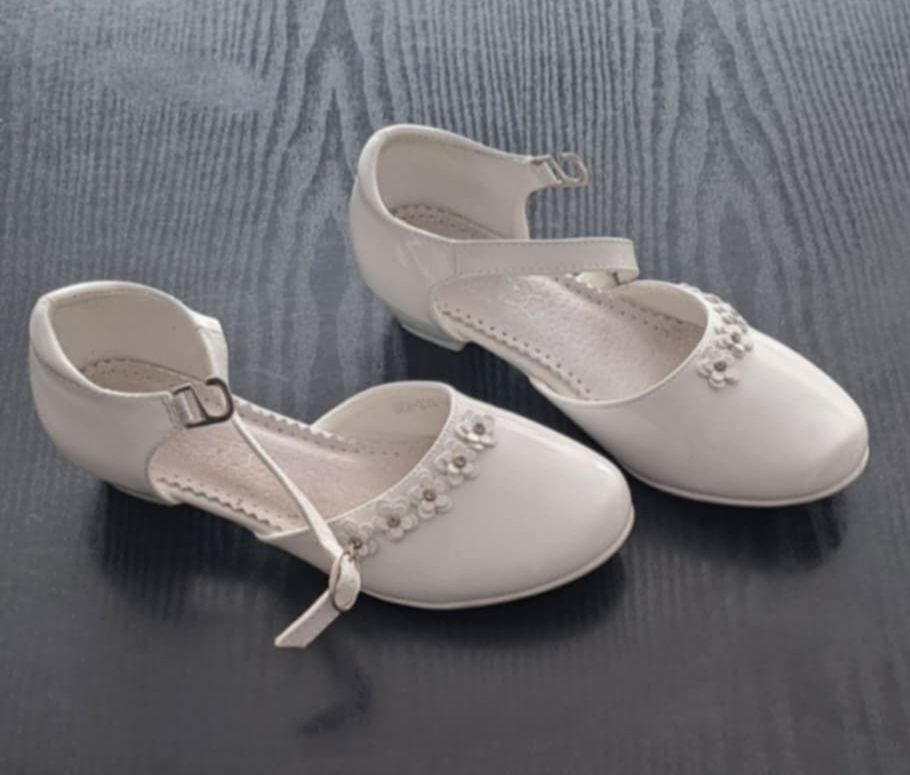 Buty komunijne białe.