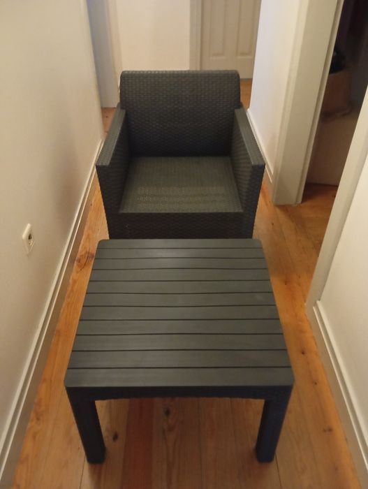 Vendo uma mesinha com uma cadeira