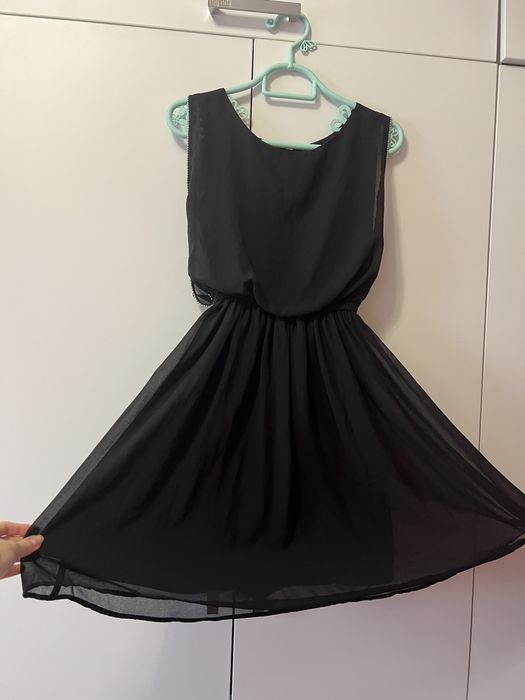 Черное платье с жемчугом с пышной юбкой