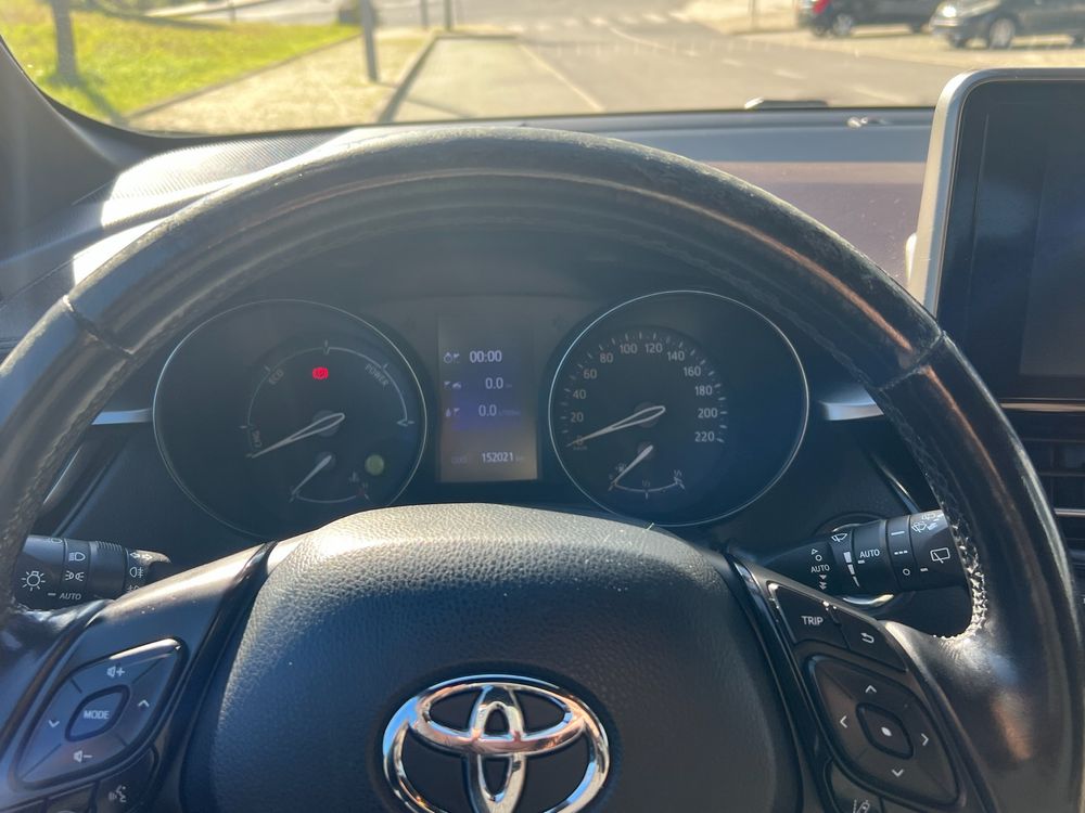 Toyota C-HR 1.8 Hybrid Confort 2016 - Bem equipado e pronto a circular