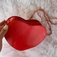 Червона сумка в формі серця