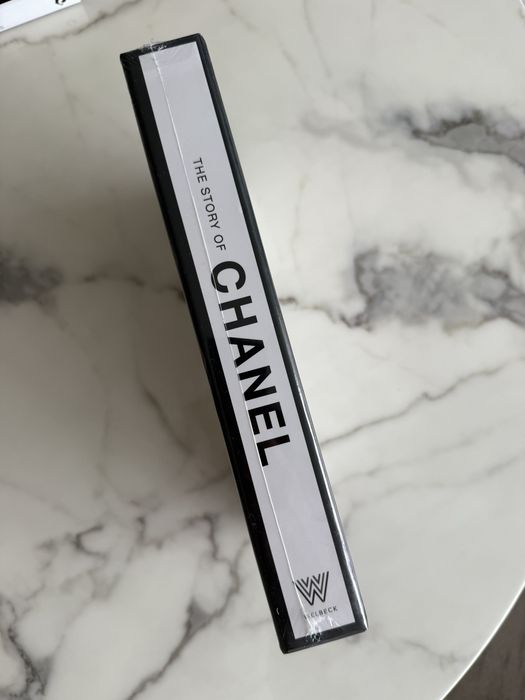 Book livros coffe table book designer The story of Chanel Karl