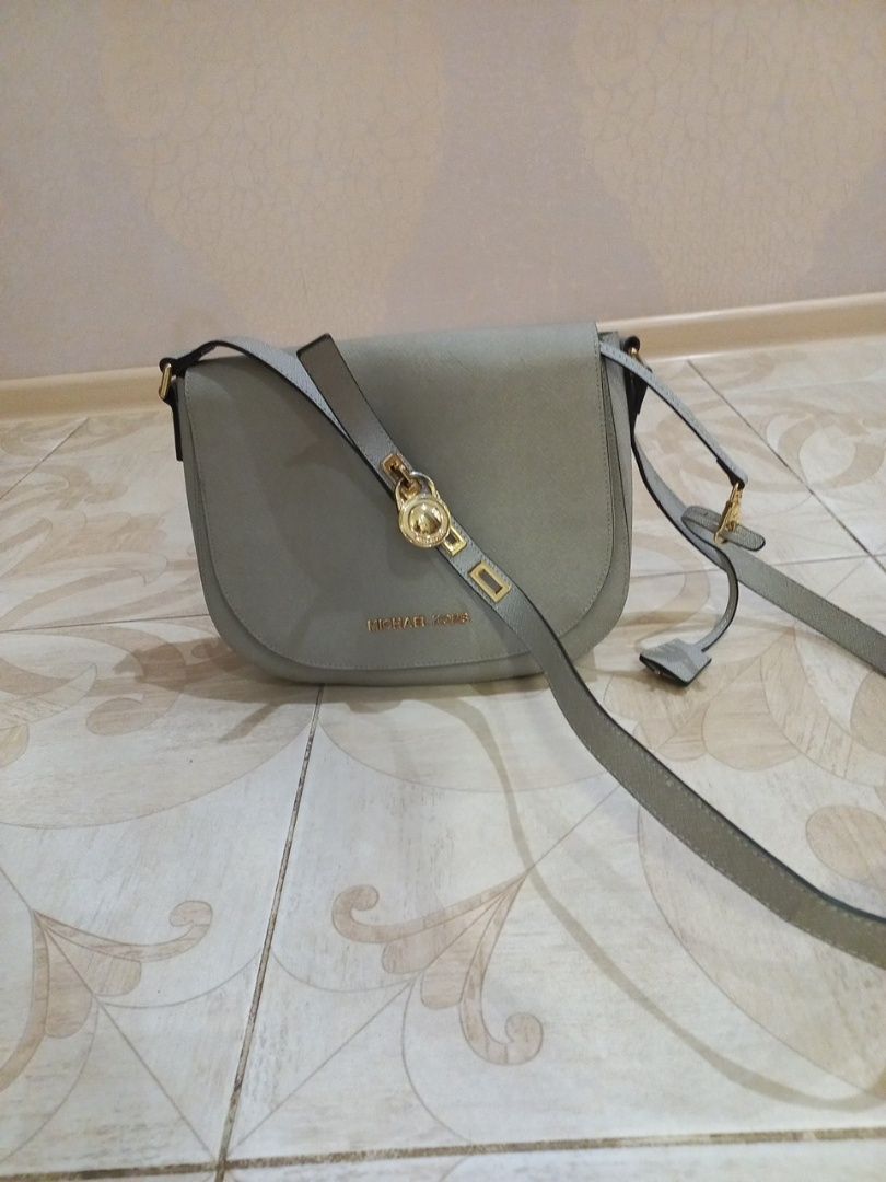 Продается женская,новая,кожанная,серая сумка Michael Kors.