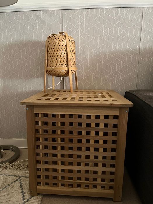 Mesa de apoio com arrumação e candeeiro