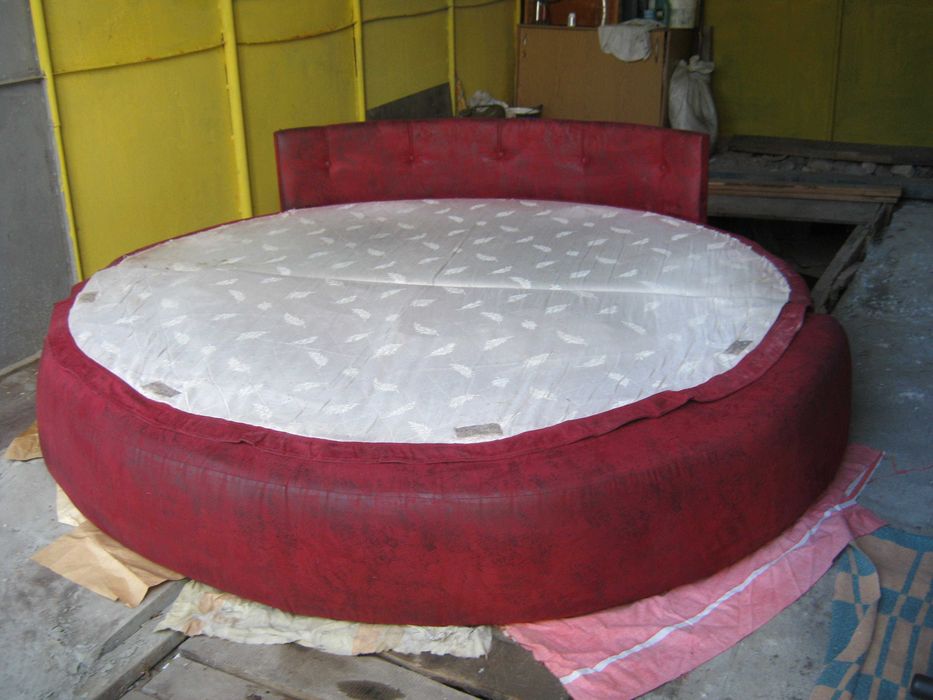 Круглый диван с приставными пуфами с отсеками для белья.