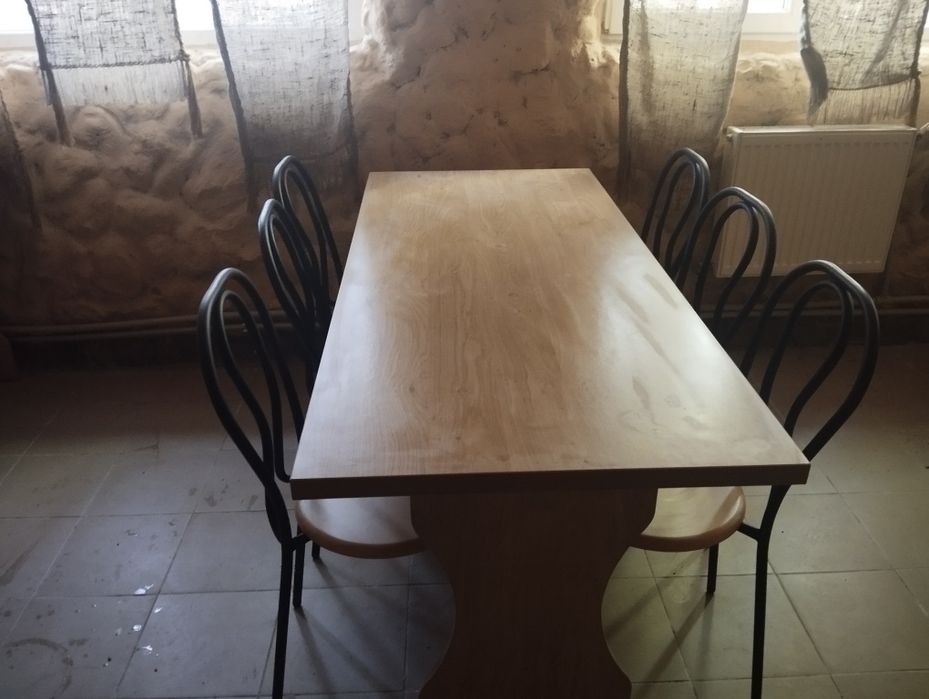 Столи з стільцями для бару та оселі