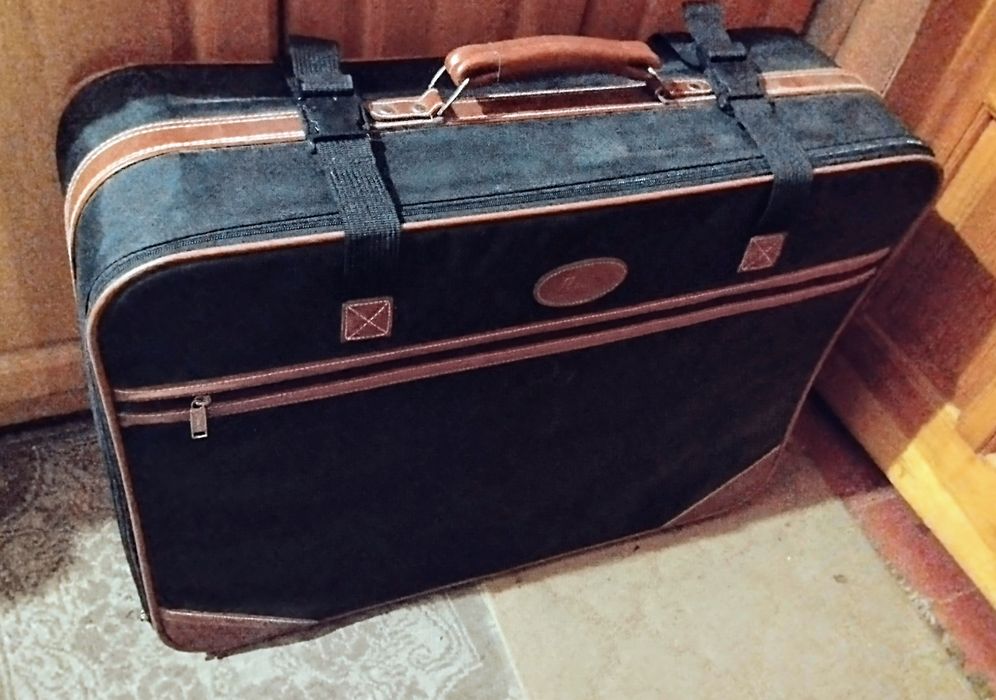 Чемодан дорожный