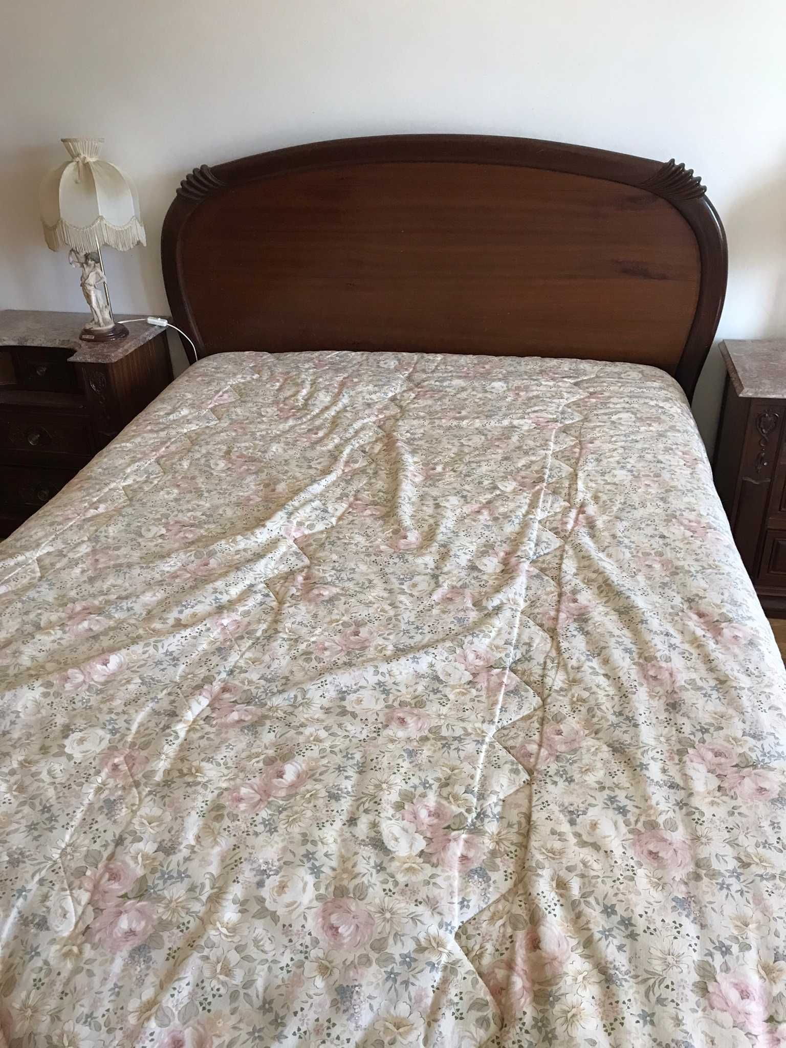 Cama de casal clássica/vintage em madeira (200 x 153 cm) - 399€