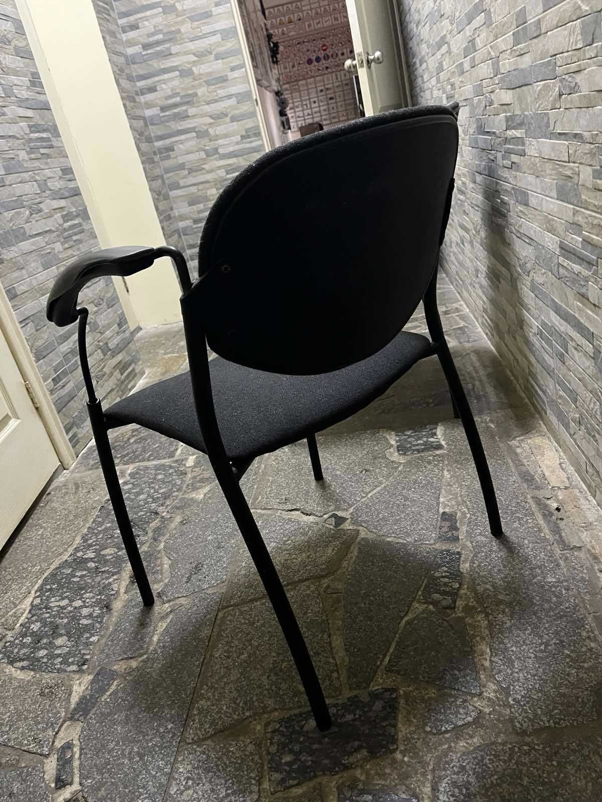стул офисный чёрный