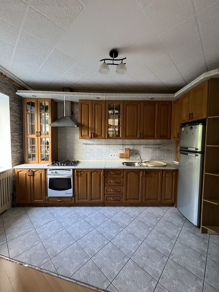 Продам 5 кімнатну квартиру,Варшавський ринок вул.Кравчука