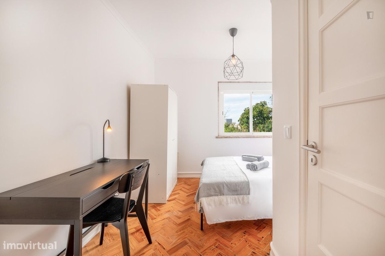707375 - Quarto com cama de casal, com casa de...