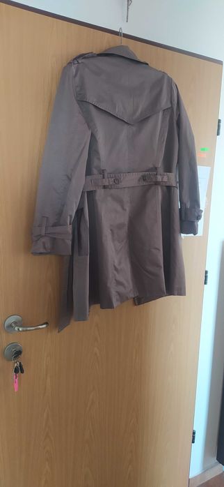 Płaszczyk wiosenny w kolorze ziemi