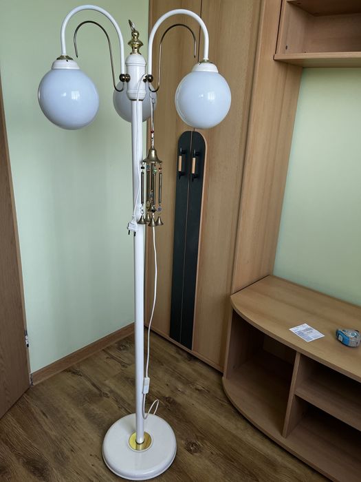 Lampa biała stojąca