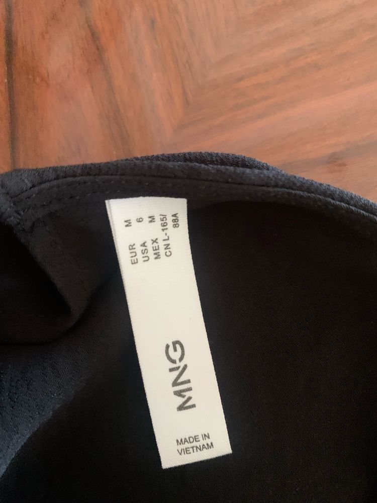 Vestido preto acima joelho