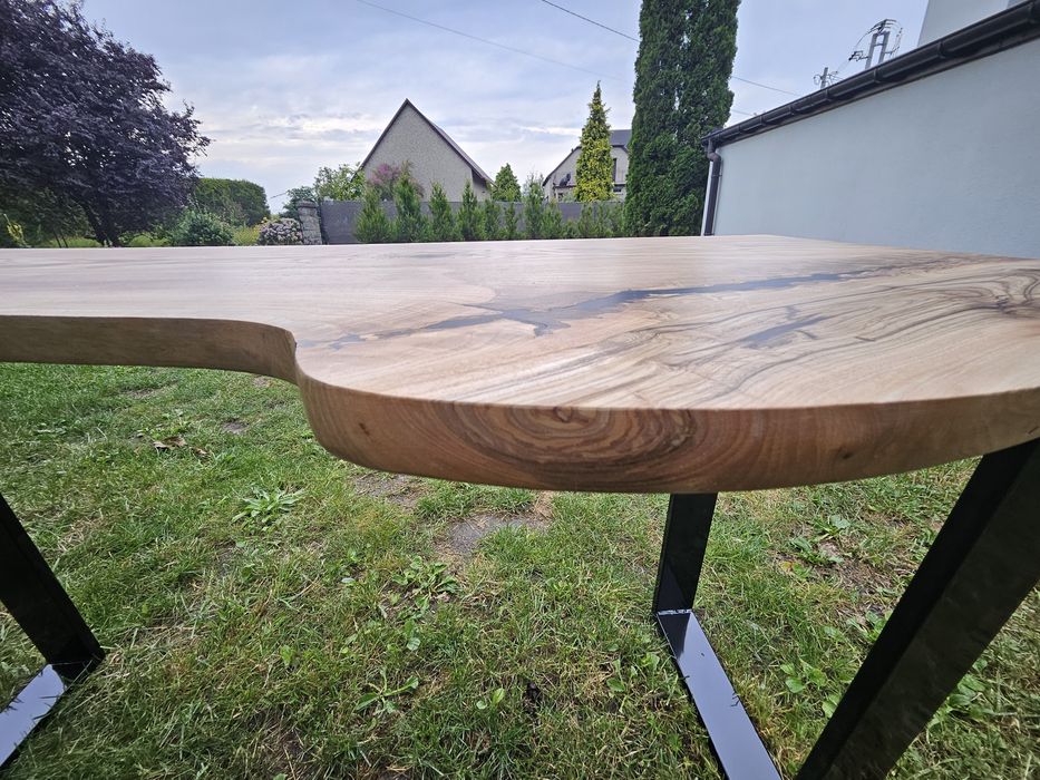 Biurko loftowe z litego drewna z żywicą