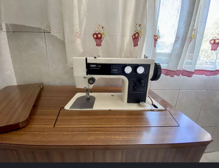 Máquina Costura Elétrica com Móvel