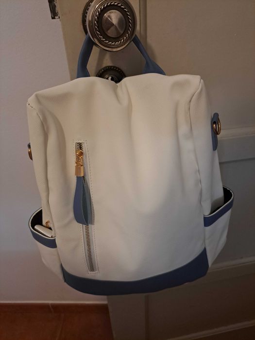 Mochila azul e branca