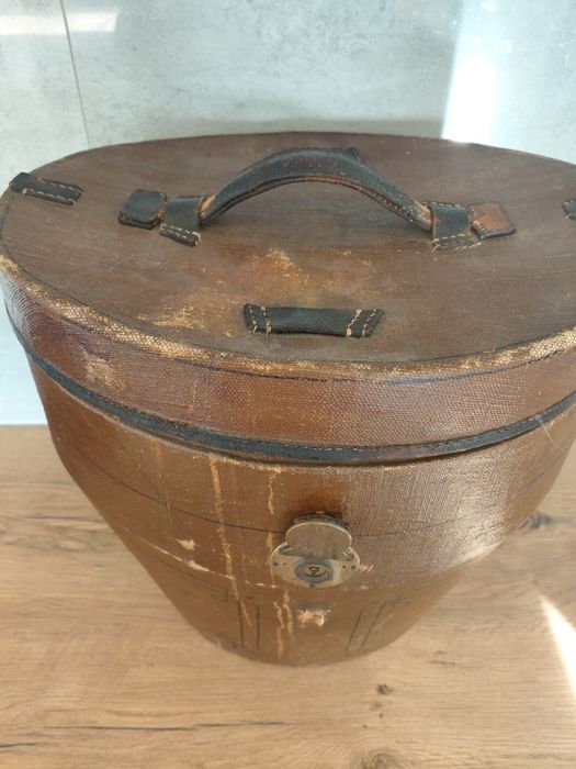 Stary przedwojenny Kufer futerał na kapelusze