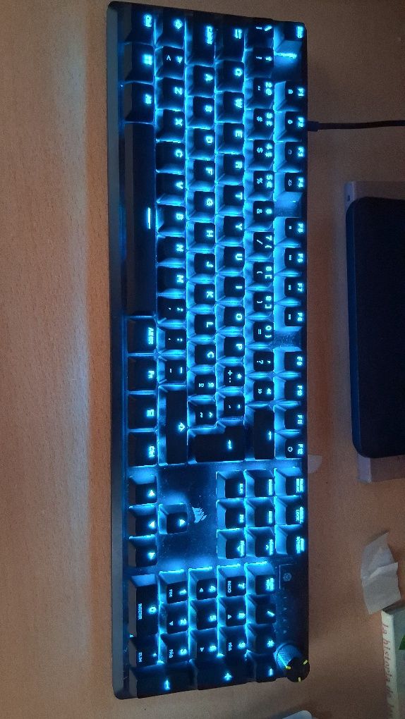 Teclado Corsair K70