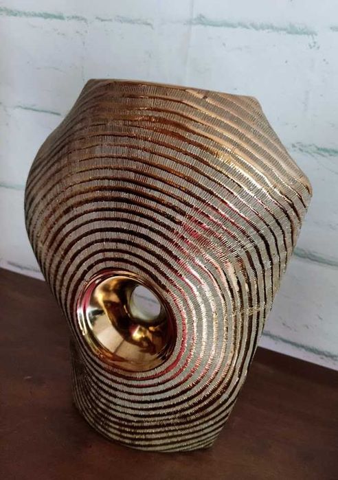 Jarra em louça espiral dourada decorativa