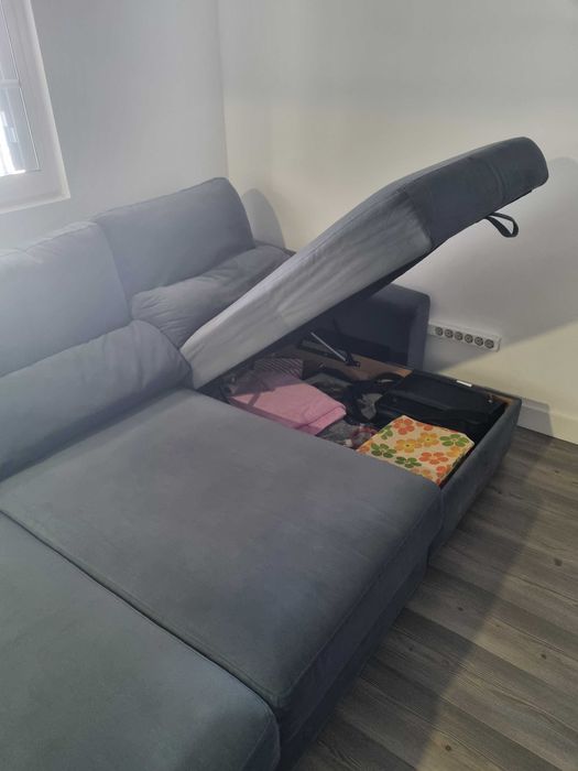 Sofá chaiselong com arrumação e cama