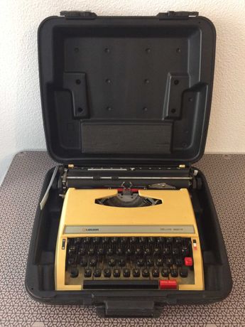 Máquina de escrever (com mala) Logika - Deluxe 662TR