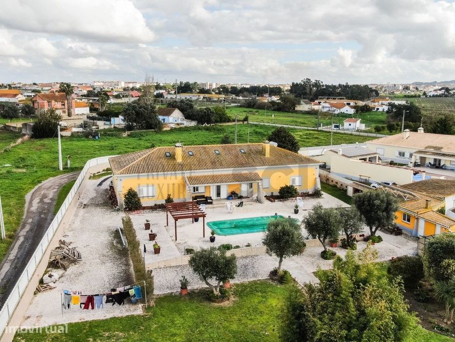 Moradia térrea encantadora T6 luminosa c/ anexo, piscina e terreno ...