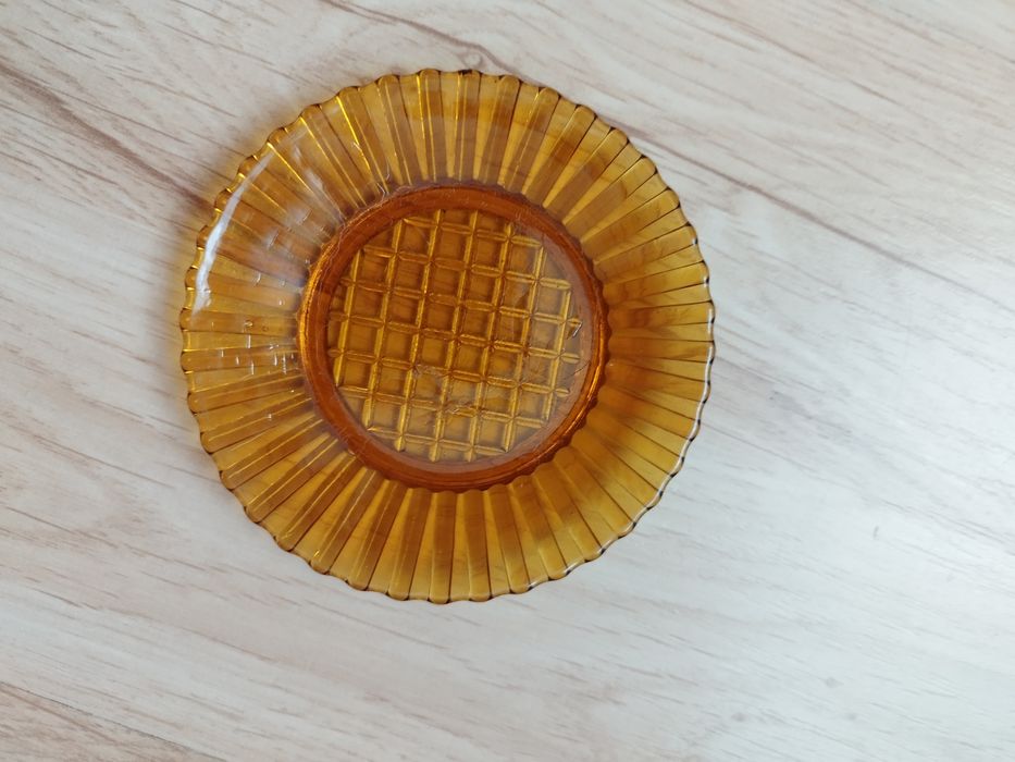 Zestaw szklanek z talerzykami