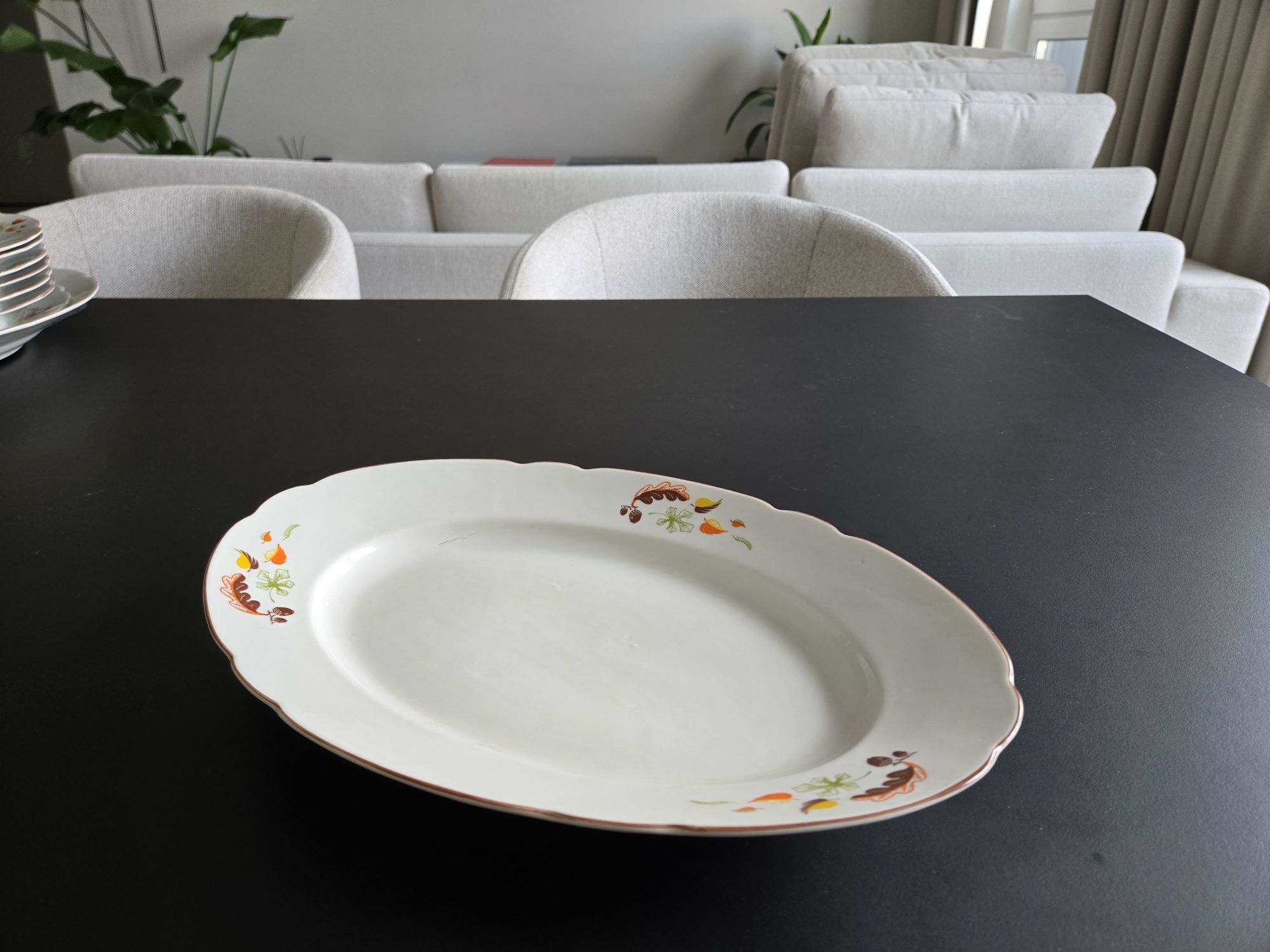 Półmisek z porcelany Ćmielów z motywem jesiennych liści.

Posiada prze