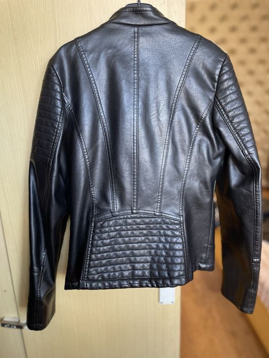 Жіноча шкіряна куртка