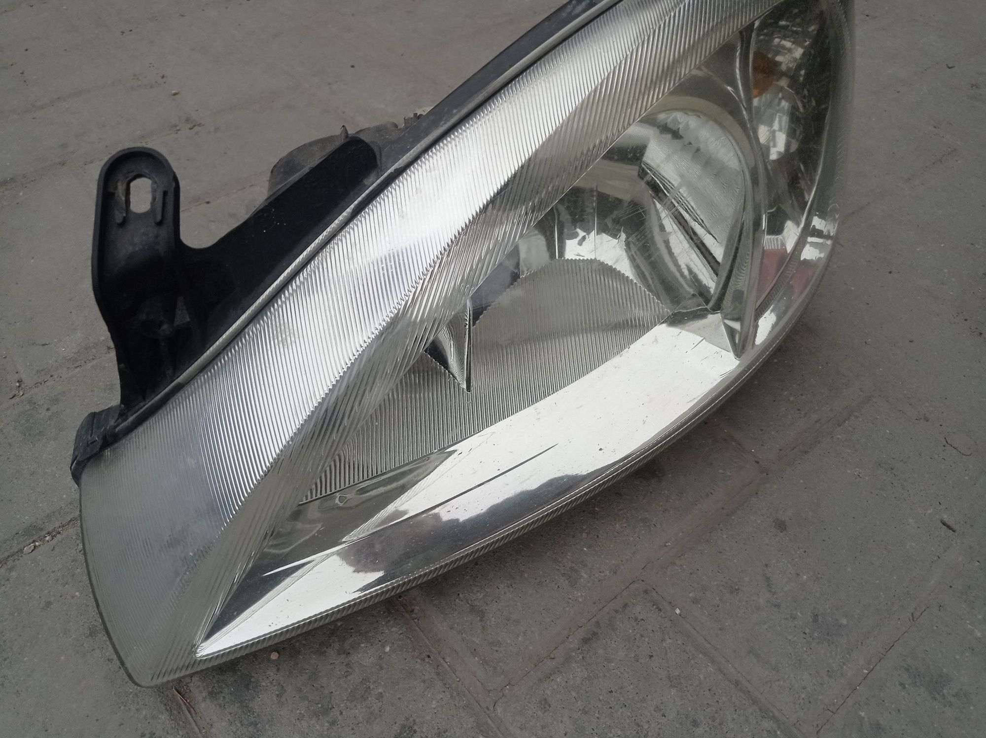 Lampa przód lewa opel corsa c 2005 rok