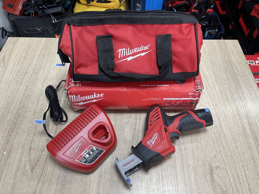 Milwaukee M12 2420-21 / акумуляторна шабельна пила Мілвокі