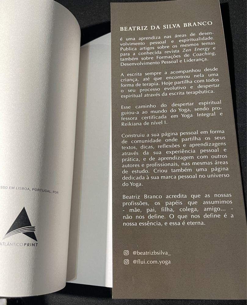 Livro auto ajuda Ama a Viagem de Nome Vida