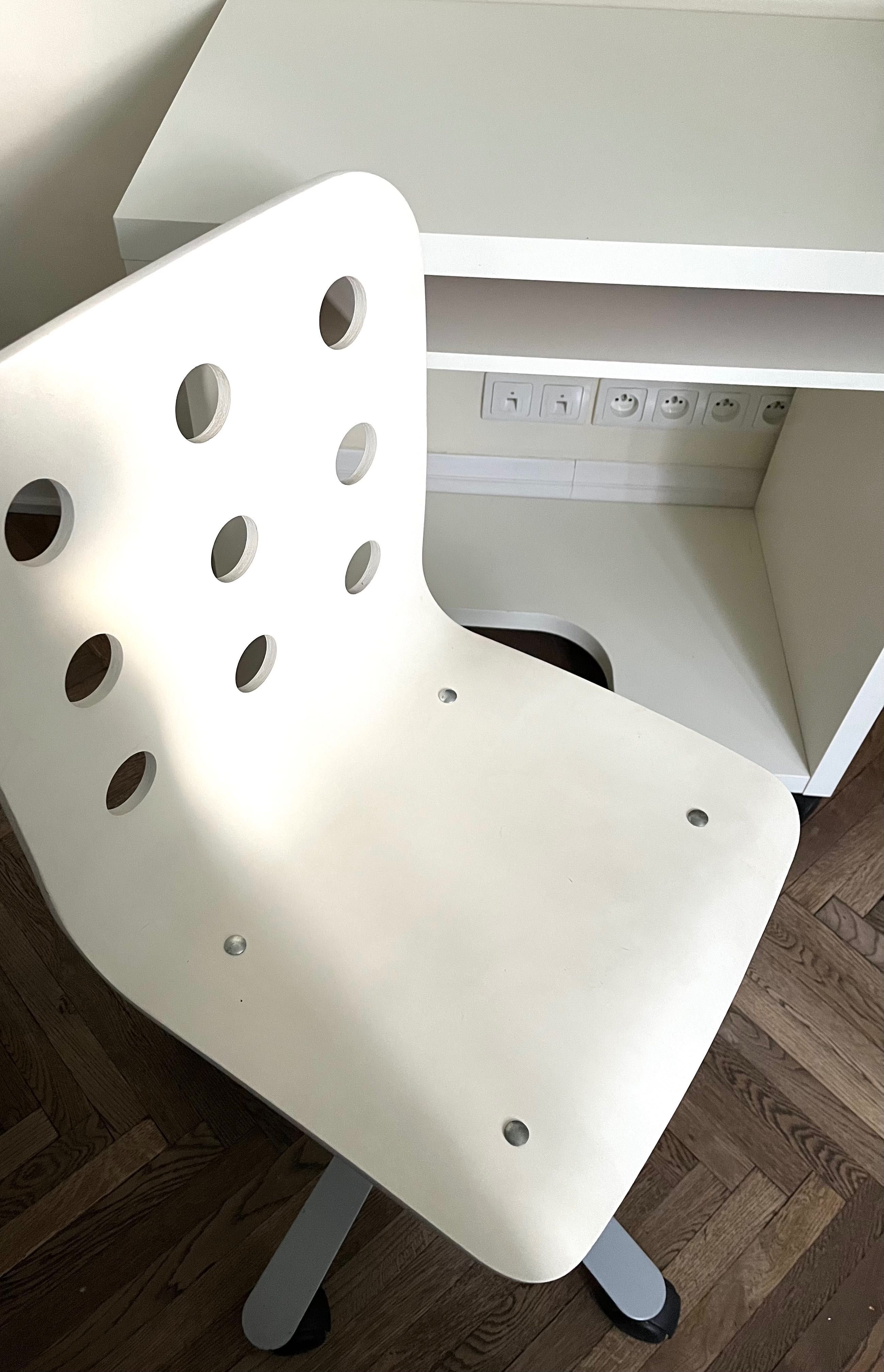 drewniane krzesło obrotowe Ikea na kółkach do biurka