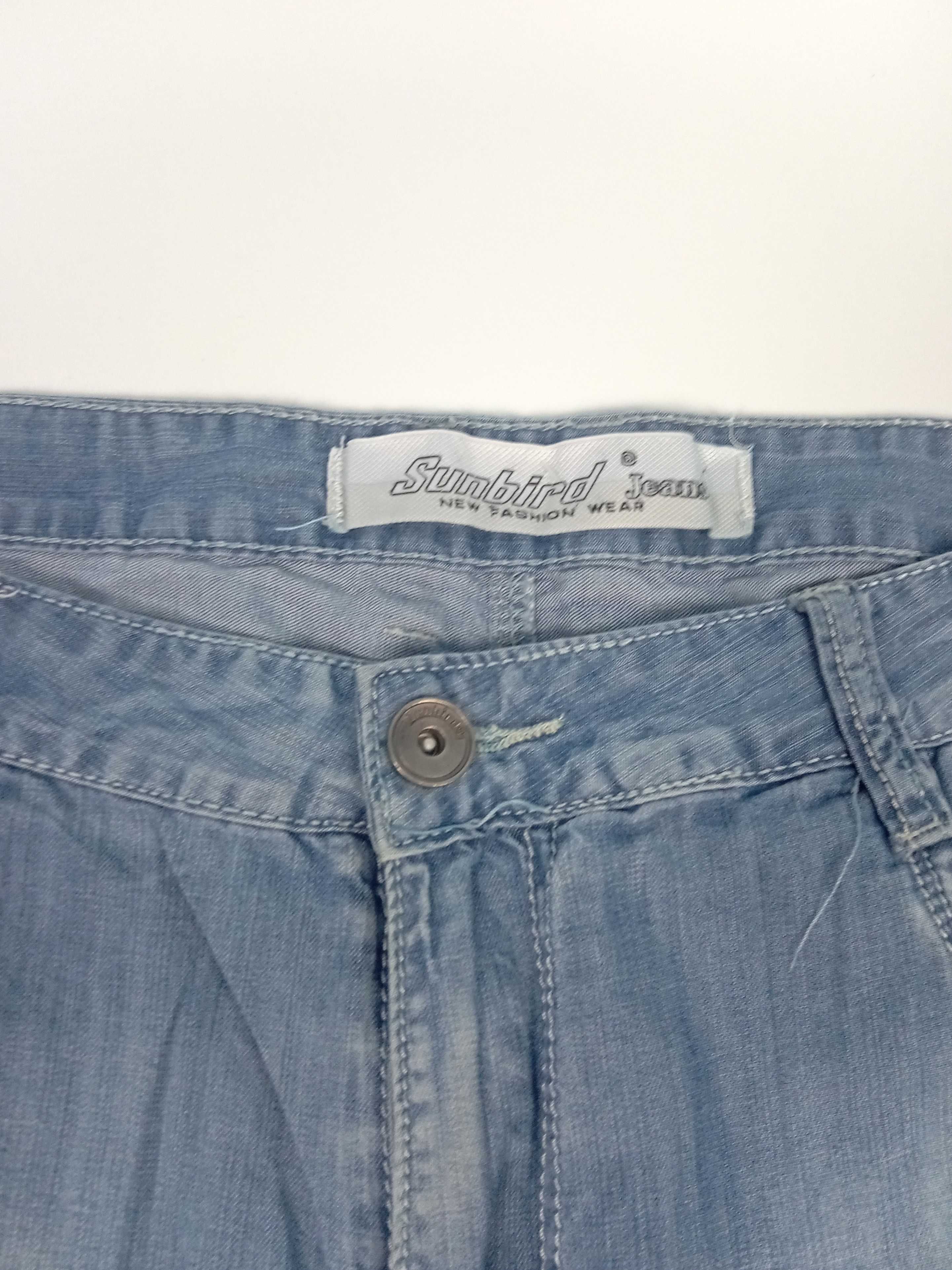 Jasno niebieskie cienkie jeansowe spodnie męskie z wybarwieniami r M/L