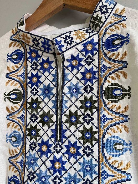 Чоловіча вишиванка льон молочна українська сорочка з синім орнаментом